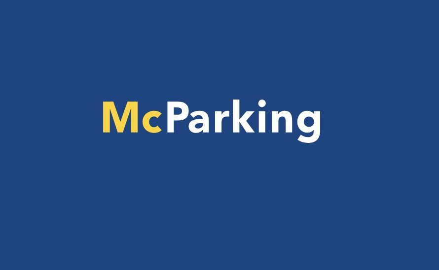 Das McParking Parkhaus von aussen mit dem großen McParking Logo an der Seite