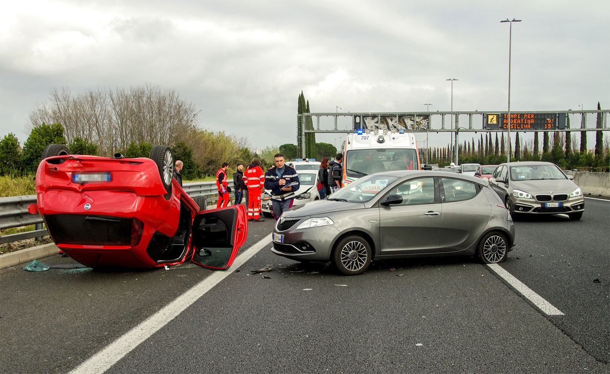 Fahren Sie vorsichtig und kommen Sie sicher auf unseren Parkplätzen am Flughafen BER an Schwerer Autounfall auf Autobahn