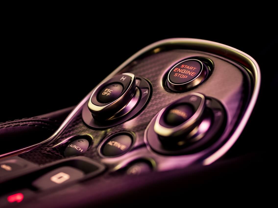 Parkplätze für unterschiedlichste Fahrzeuge am Flughafen BER bei McParking Berlin Start-Stopp-Armaturen - Sparsam fahren & günstig parken