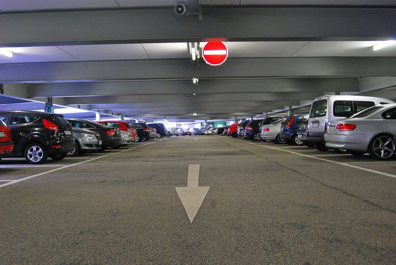 Geräumiges Parkhaus von McParking Berlin am Flughafen BER und mit Ladesäulen Parkhaus von Innen