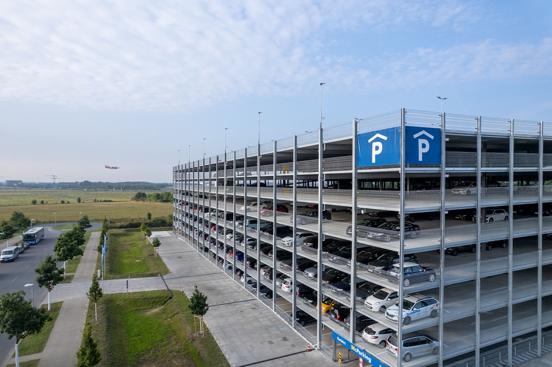 Drohnenaufnahme McParking Parkhaus in der Gebrüder-Hirth-Str.
