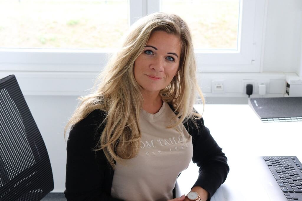 Unsere Prokuristin Frau Schlockow im Büro am Arbeitsplatz