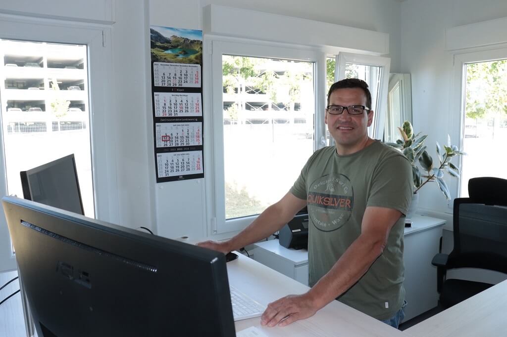 Operativer Leiter von McParking, Tino Schlockow steht an seinem Schreibtisch Operativer Leiter von McParking, Tino Schlockow steht an seinem Schreibtisch