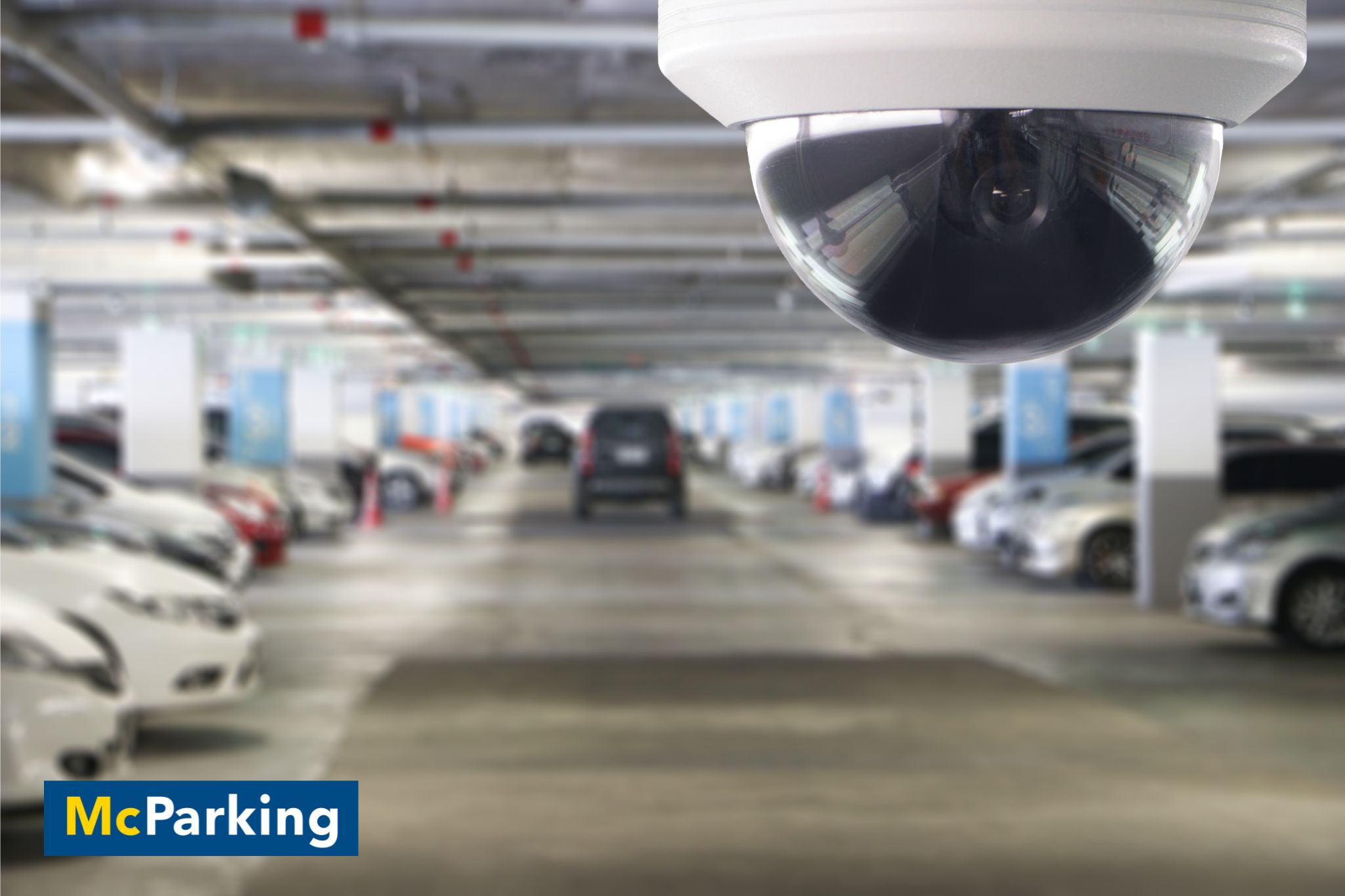 Detailní záběr bezpečnostní kamery na parkovišti