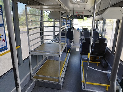 Prostorný autobus McParking zevnitř s velkými zavazadlovými prostory.