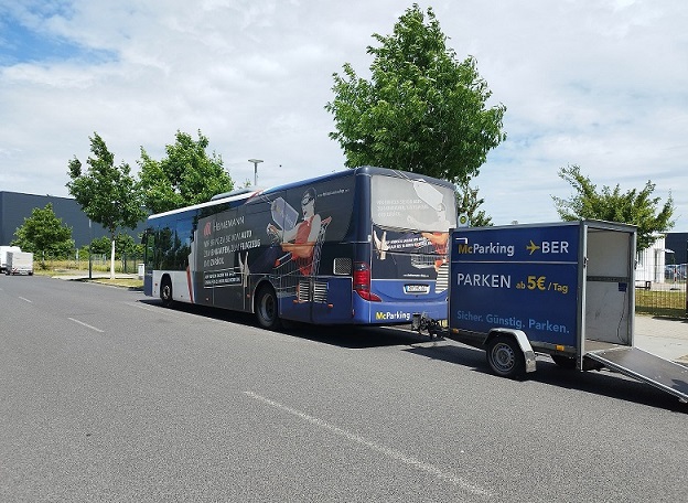 Autobus McParking zvenčí s velkým přívěsem pro zavazadla