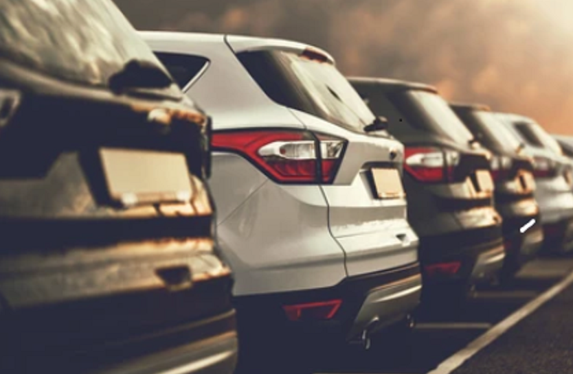 Několik aut zaparkovaných vedle sebe