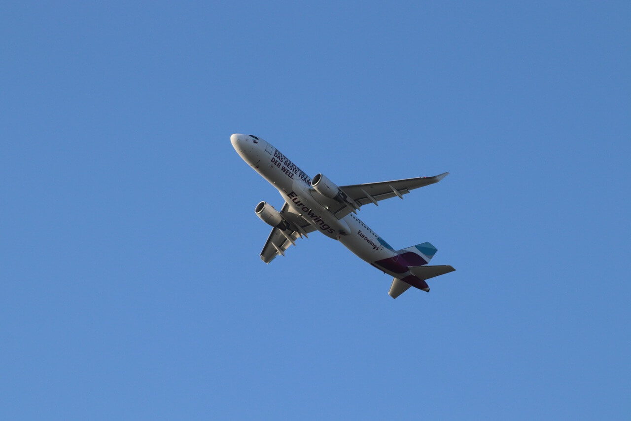 Letadlo společnosti Eurowings ve vzduchu krátce po startu z letiště BER