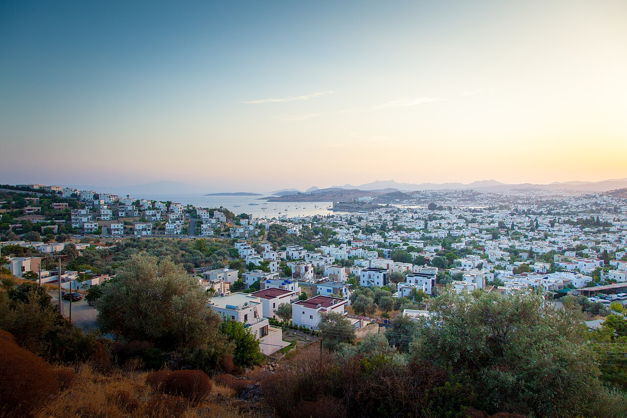 Sicht auf Bodrum mit Küste und Meer im Hintergrund