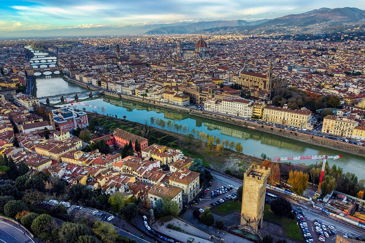 Florenz von oben fotografiert mit Blick auf Kanal