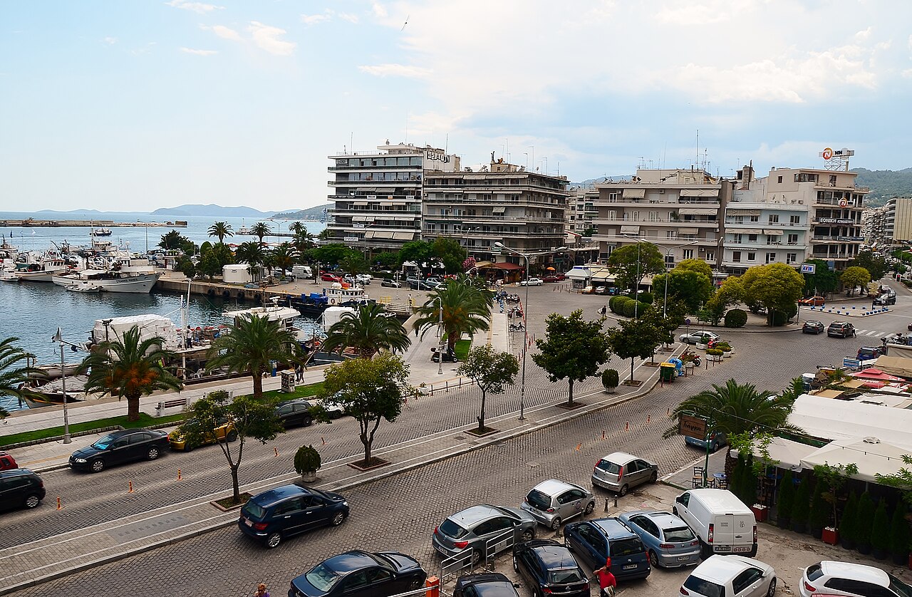 Sicht auf Hafen von Kavala mit Hotels im Hintergrund