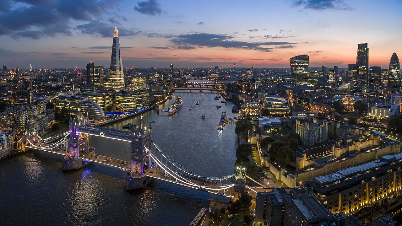 Blick auf London mit Themse und Towerbridge bei Dämmerung