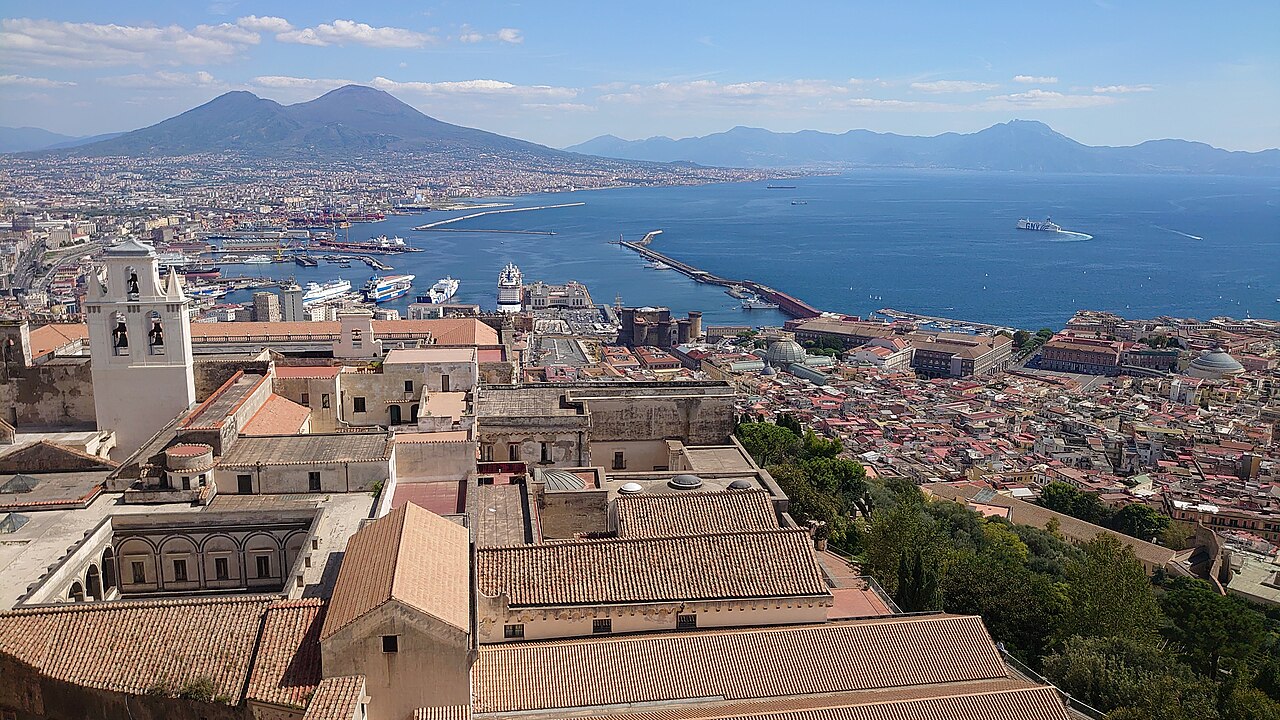 Blick auf Neapel mit Küste und Meer