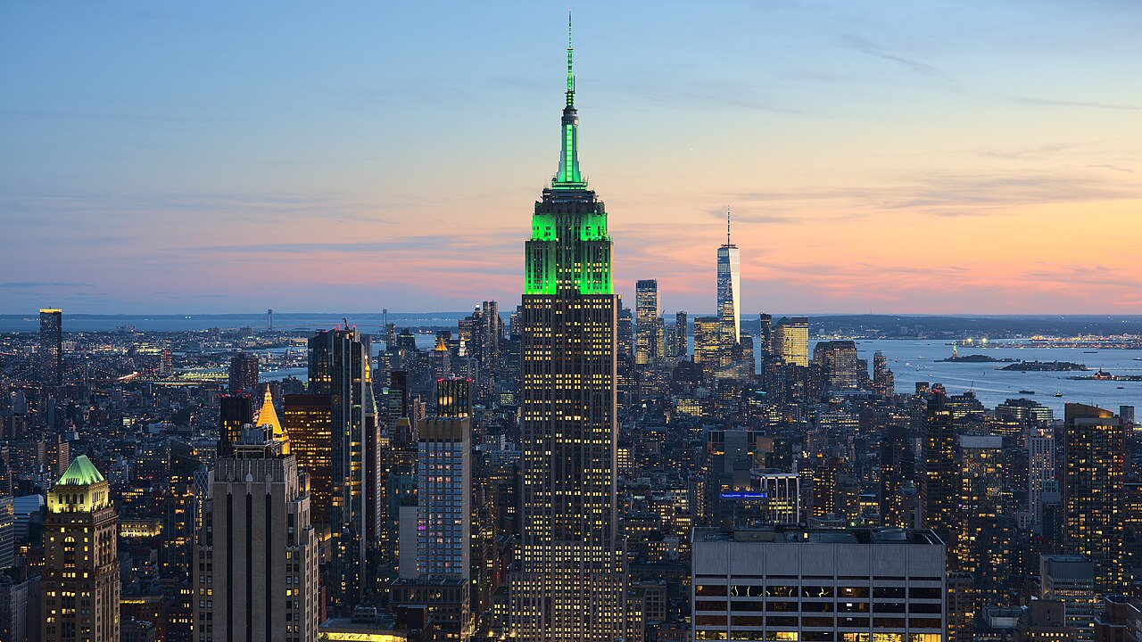 New York - SIcht auf beleuchtete Skyline von New Yord in der Dämmerung