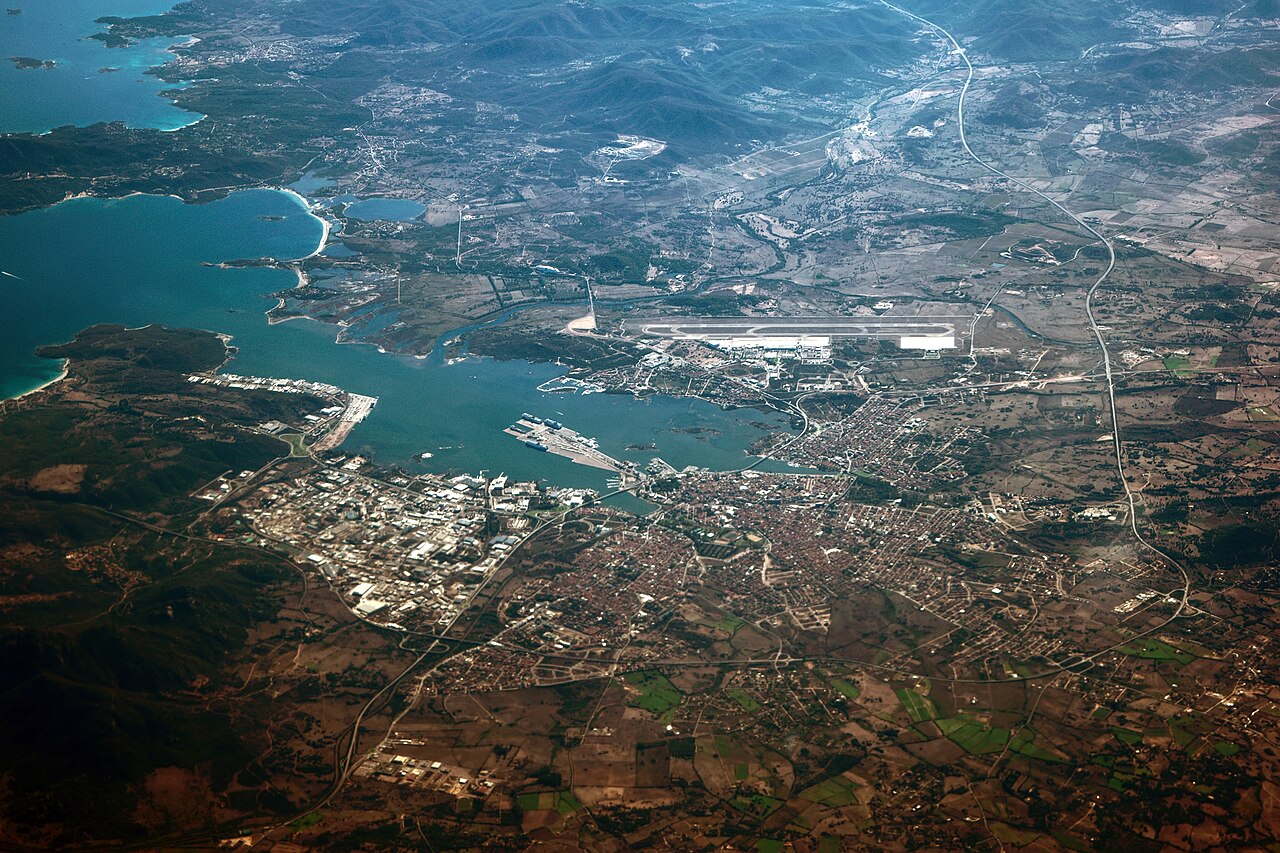 Drohnensicht auf Olbia mit Hafen und Meer