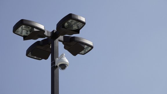 Sichere Parkplätze dank guter Beleuchtung und Videoüberwachung