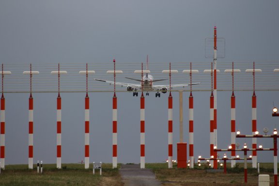 Flugzeug startet vom Flughafen Düsseldorf