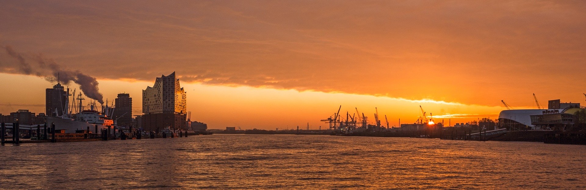 Pohled z Norderelbe na filharmonii Elbphilharmonie