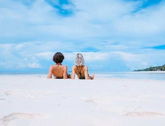 Para leżąca na słonecznej plaży