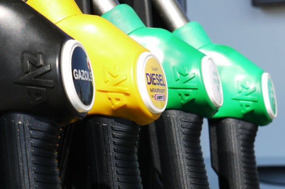 Palivové trysky na čerpací stanici – ceny benzínu a korona