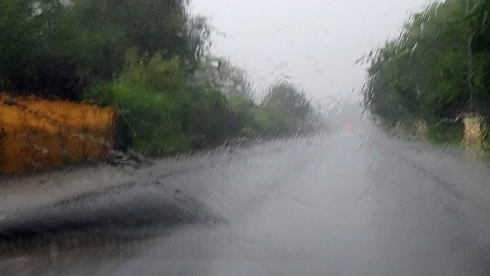 Deštěm zmáčené čelní sklo - Za silného deště jezděte opatrně.
