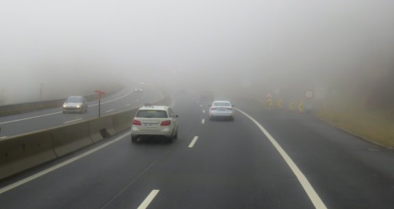 Dichter Nebel auf der Fahrbahn – Vorsichtig fahren