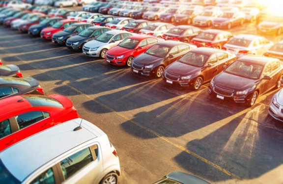 Viele Autos parken auf großem Parkplatz