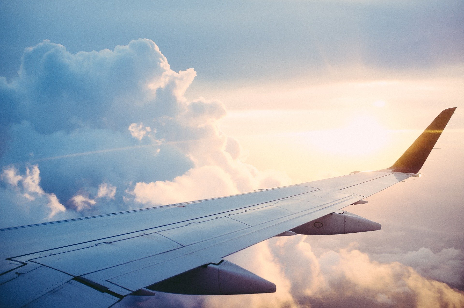 Blick auf die Sonne über den Wolken aus Flugzeug