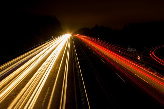 Długi czas naświetlania oświetla autostradę w nocy