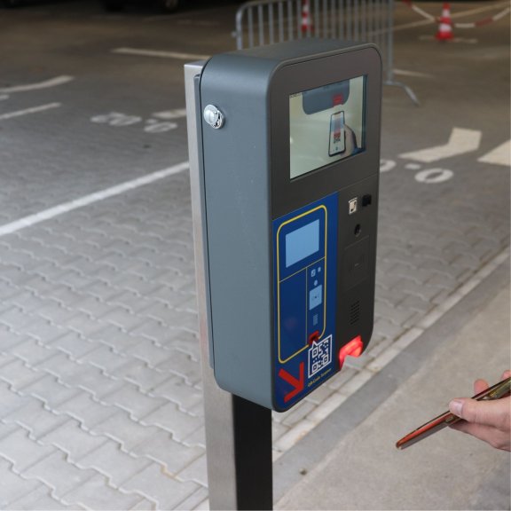 Čtečka QR kódů u vjezdu na parkoviště snímá QR kód z mobilního telefon