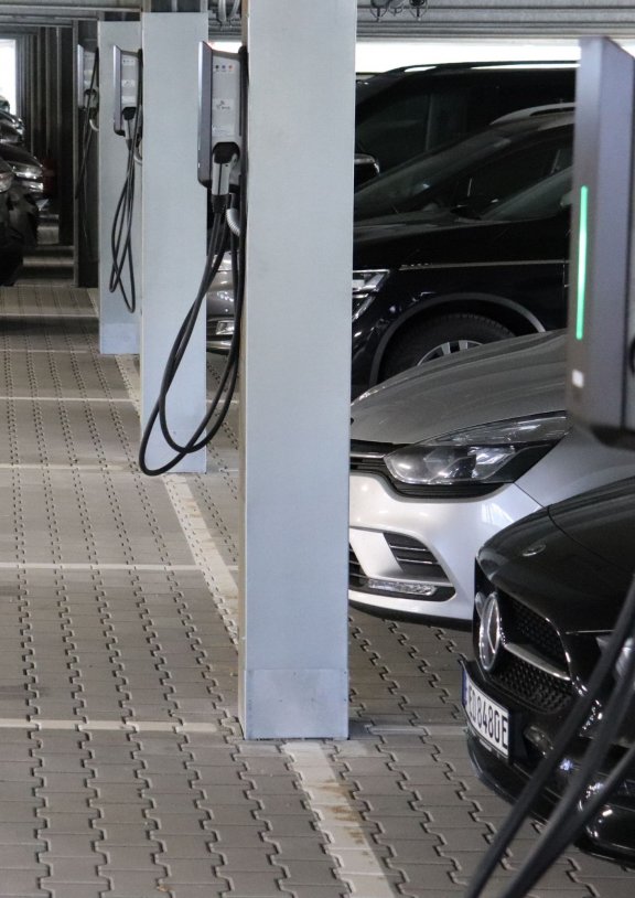 Punkty ładowania akumulatorów w McParking na parkingu wielopoziomowym
