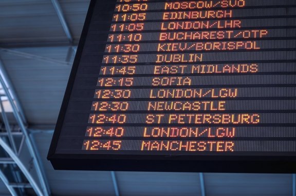 Scoreboard at the airport – parking at the airport at McParking!