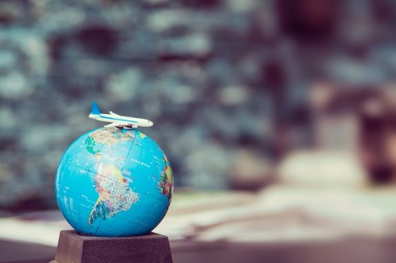 Globus mit Spielflugzeug – Wieder in den Urlaub reisen & parken