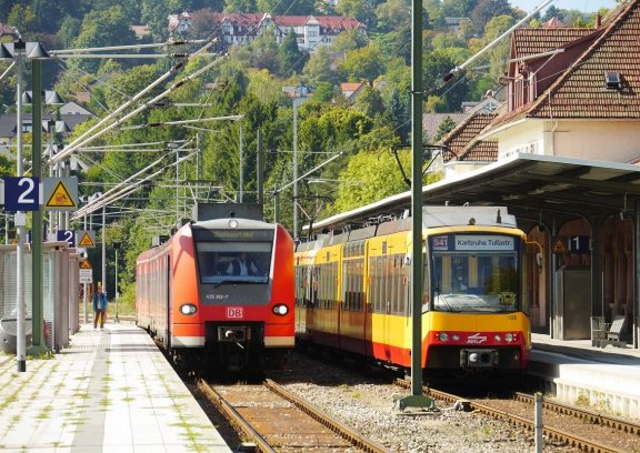 Pociąg w kierunku dworca głównego w Stuttgarcie