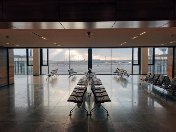 View from the terminal hall onto the tarmac