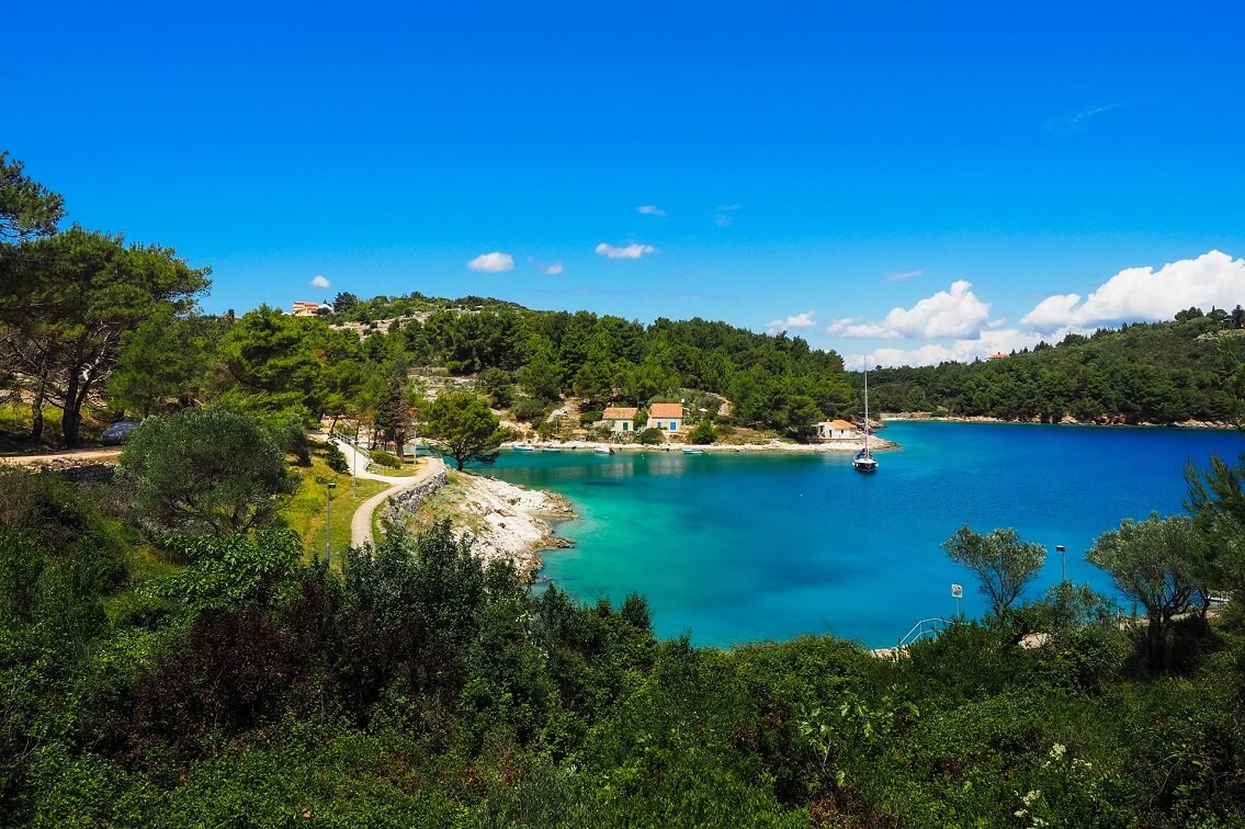 Blick auf einen kleinen See mit Strand und Boot