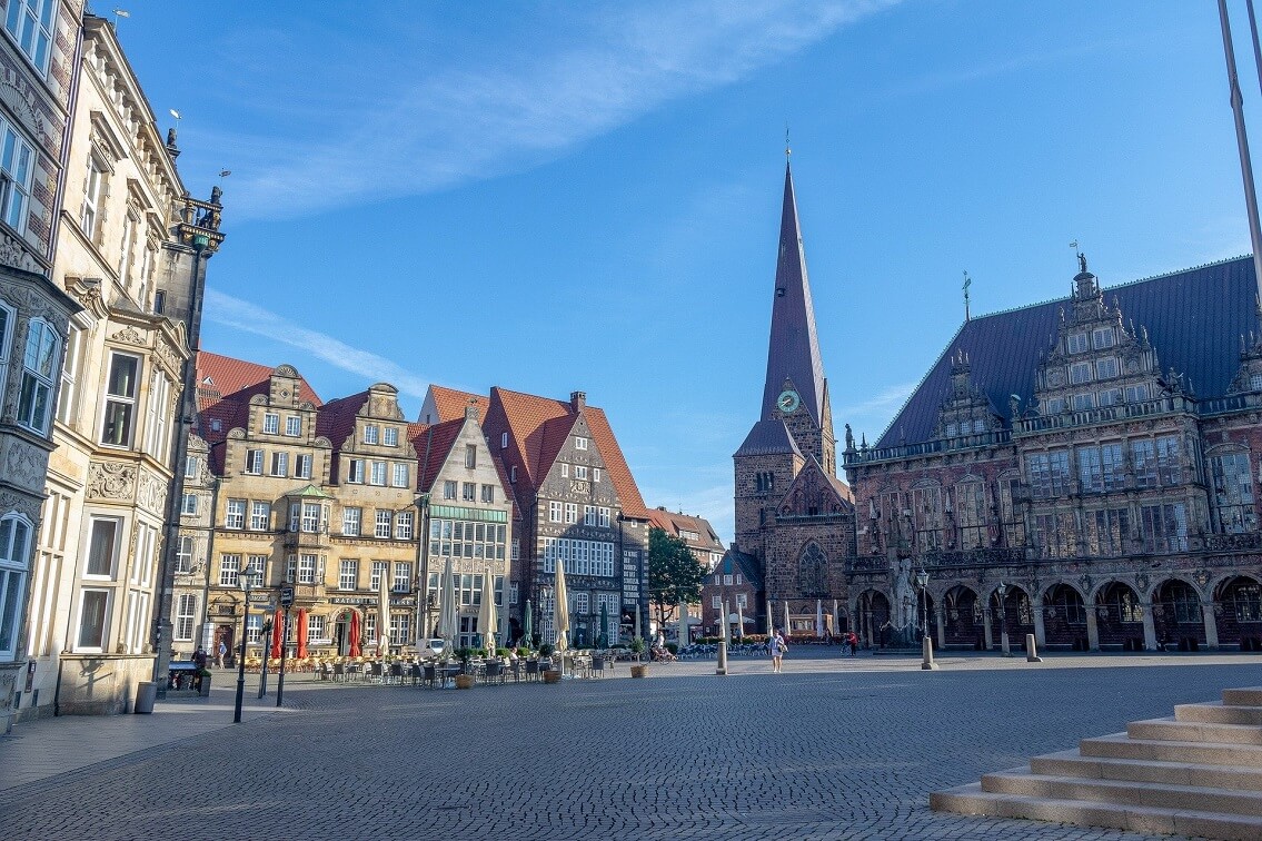 Widok z rynku na ratusz w Bremie i kościół Matki Boskiej