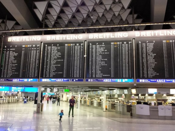 Informační panel u terminálu letiště Frankfurt