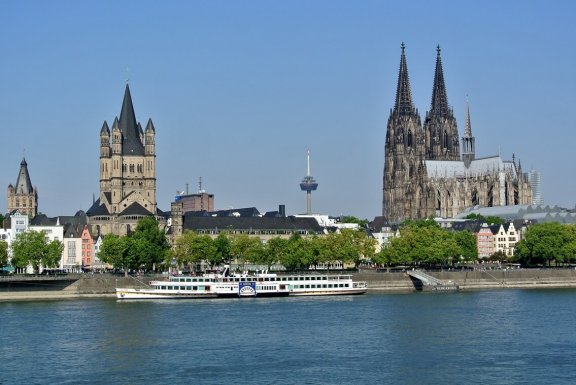 Pohled z Rýna na kostel Groß St. Martin a Kolínskou katedrálu