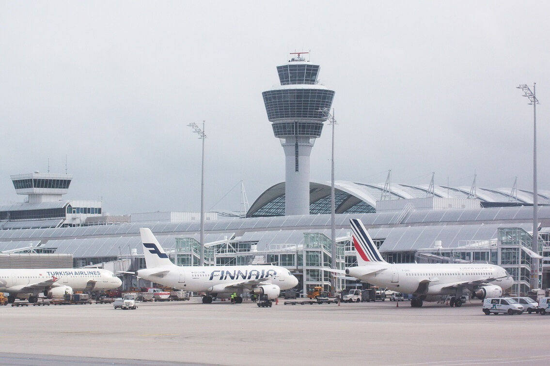Samoloty i wieża radarowa na lotnisku w Monachium