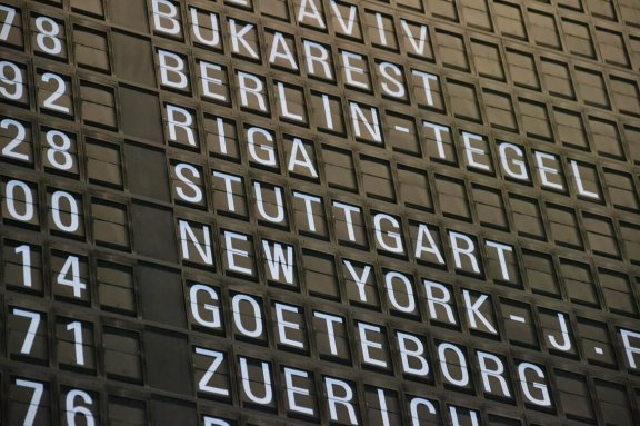 Informační tabule s přehledem odletů z letiště ve Stuttgartu