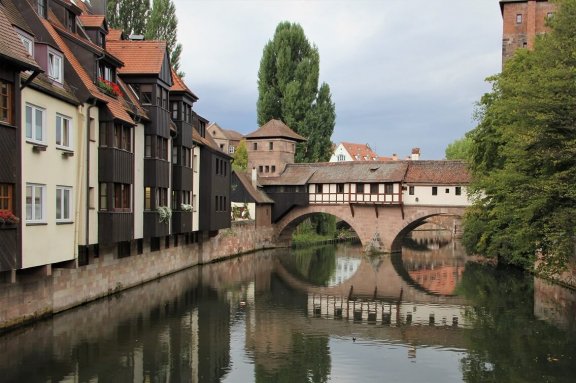 Eine der gemauerten Bogenbrücken in Nürnberg