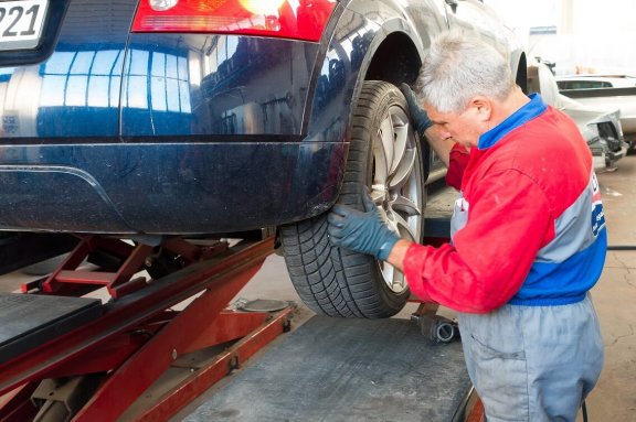 Car on the lift – With the car to the parking lot & vacation