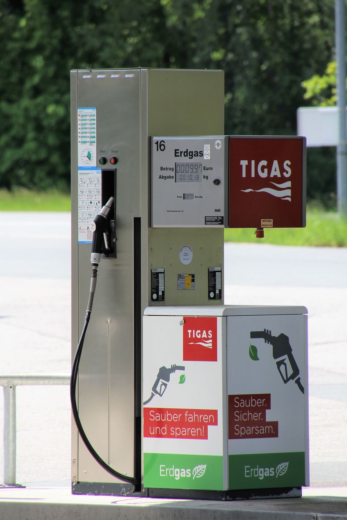 Filling station for natural gas - Natural gas cars as an alternative