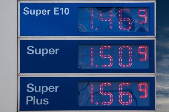 Anzeige an der Tankstelle mit Kraftstoffpreisen