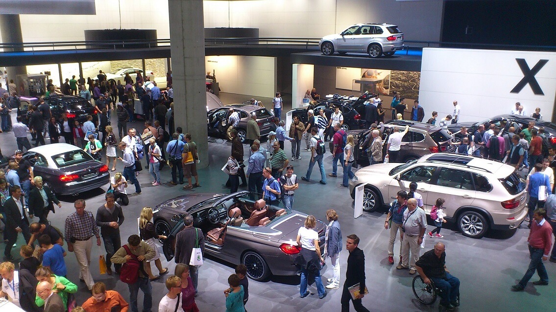 Menschen auf der IAA Messe in Frankfurt 2019