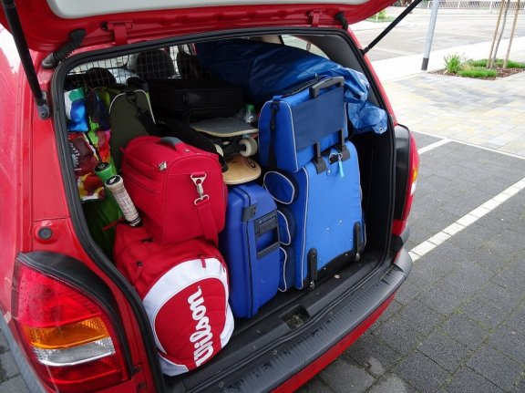 Kofferraum voll mit Gepäck und Taschen