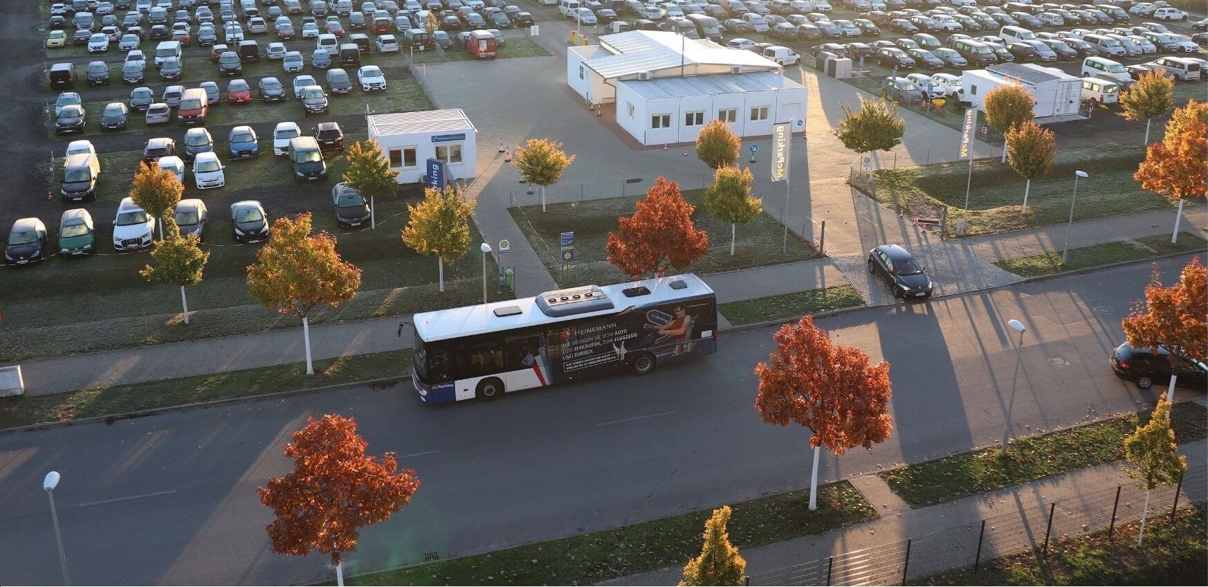 Kyvadlový autobus McParking na zastávce parkoviště