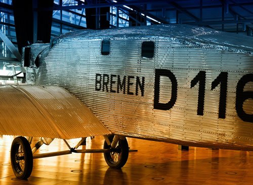 Flughafen Bremen Hans Koschnik mit historischem Flugzeug