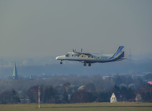 Flugzeug im Landeanflug auf den Flughafen Dortmund